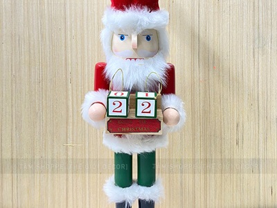 Mô hình Chú lính chì cầm lịch gỗ đếm ngày đến Giáng Sinh C40cm MHDB-XMAS-09